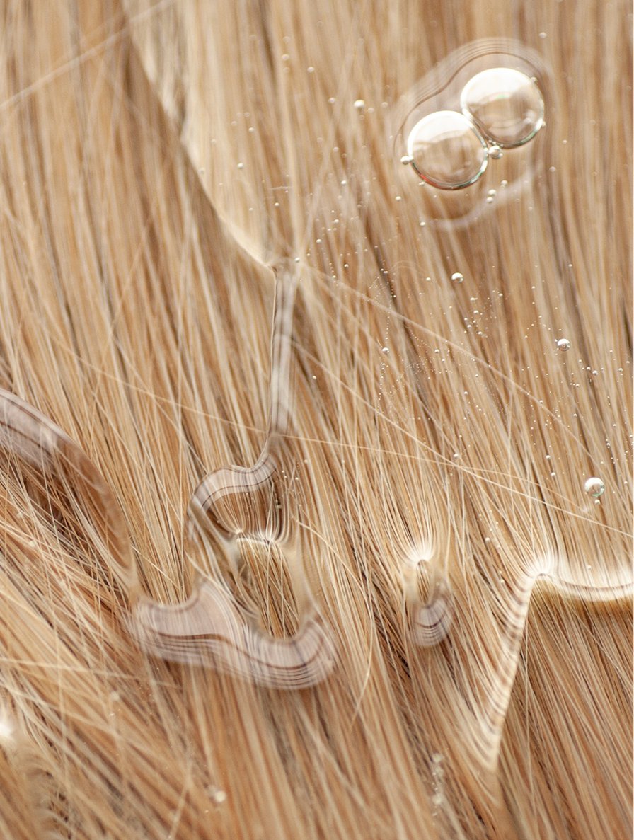 Moisturising shampoo applied to wet hair before lathering